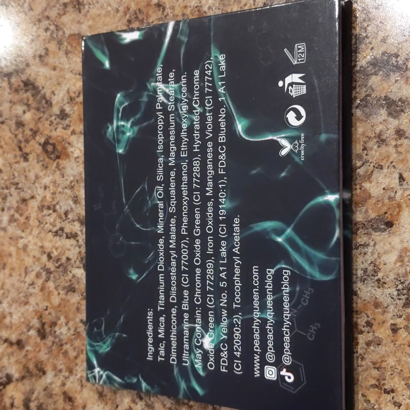 New Peachy Queen Breaking Shades Eyeshadow Palette - Picture 4 of 4